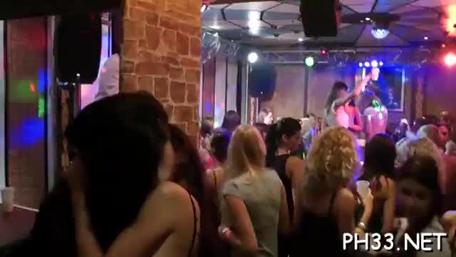 XXX-Rated Alexis Tomas: Grande gola profonda in uno strip club